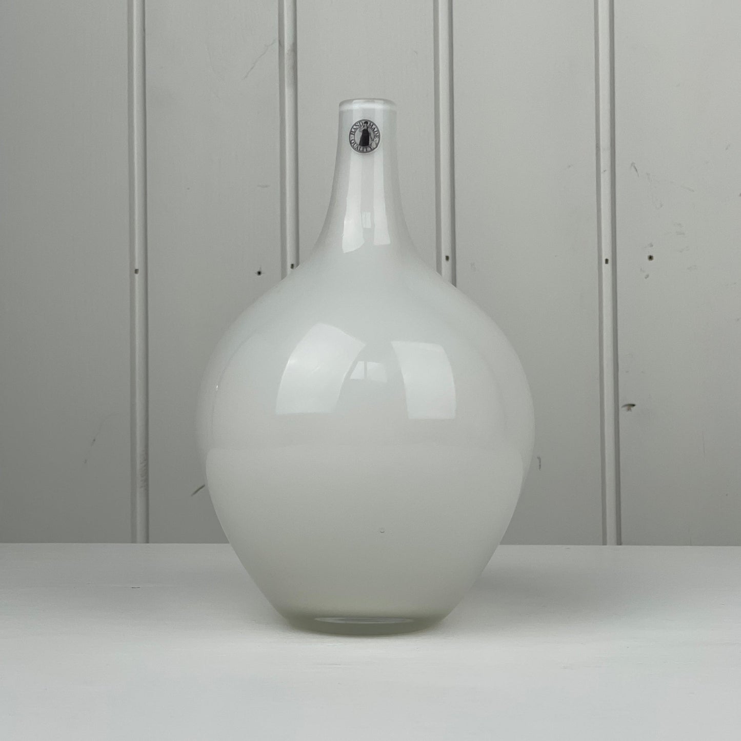 Hvid vase i opalglas, “Salong”, Johanna Jelinek - Mission Afrika Genbrug