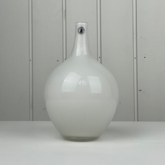 Hvid vase i opalglas, “Salong”, Johanna Jelinek - Mission Afrika Genbrug