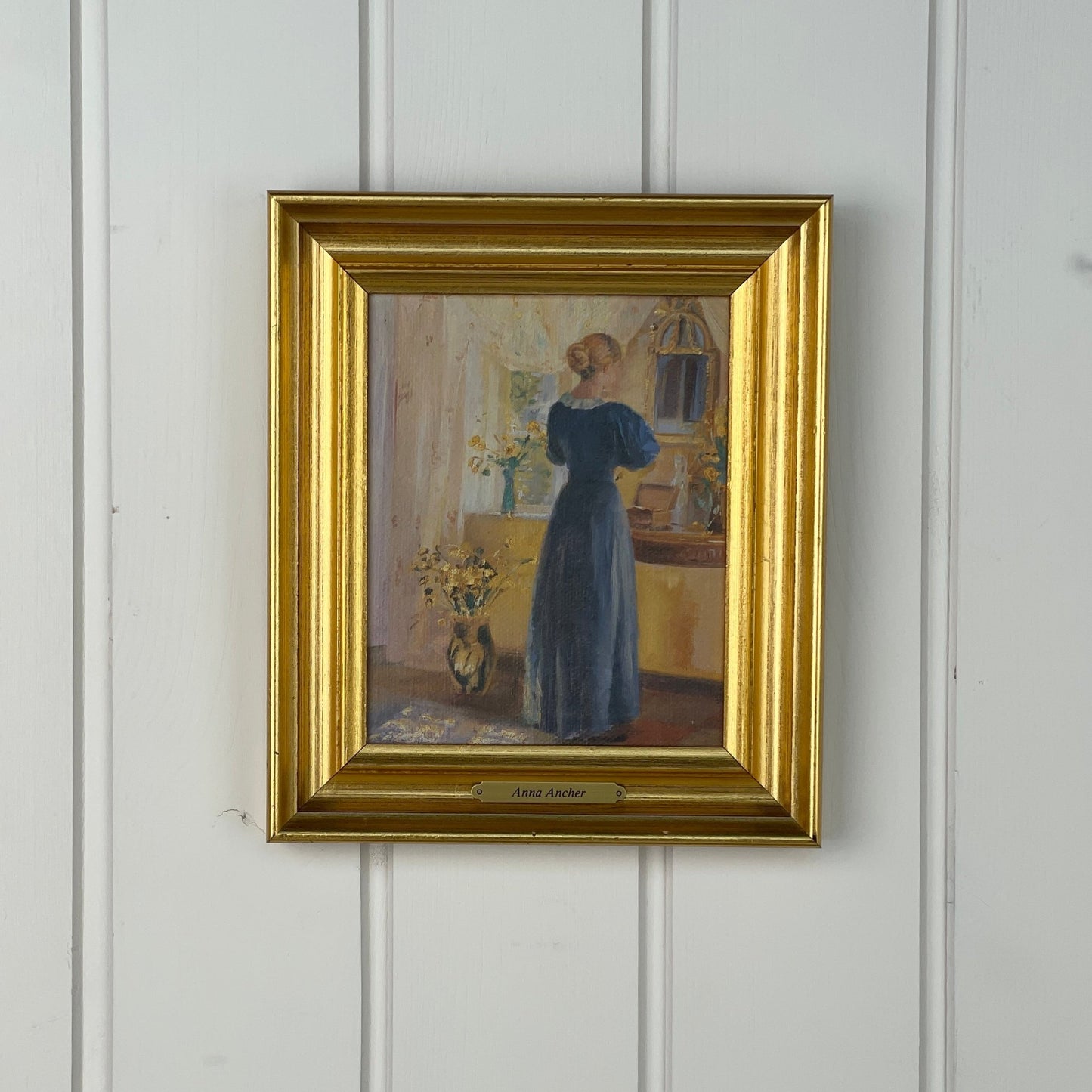 Indrammet billede, Anna Ancher, “Interiør med ung pige foran et spejl”, reproduktion - Mission Afrika Genbrug