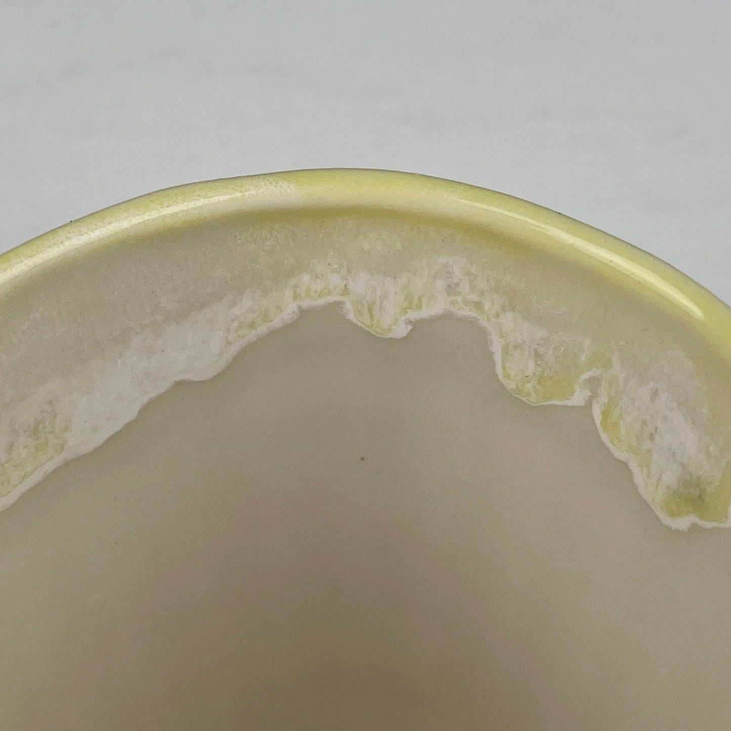 Keramik kop, lysegul, Kathrine Marie - Mission Afrika Genbrug