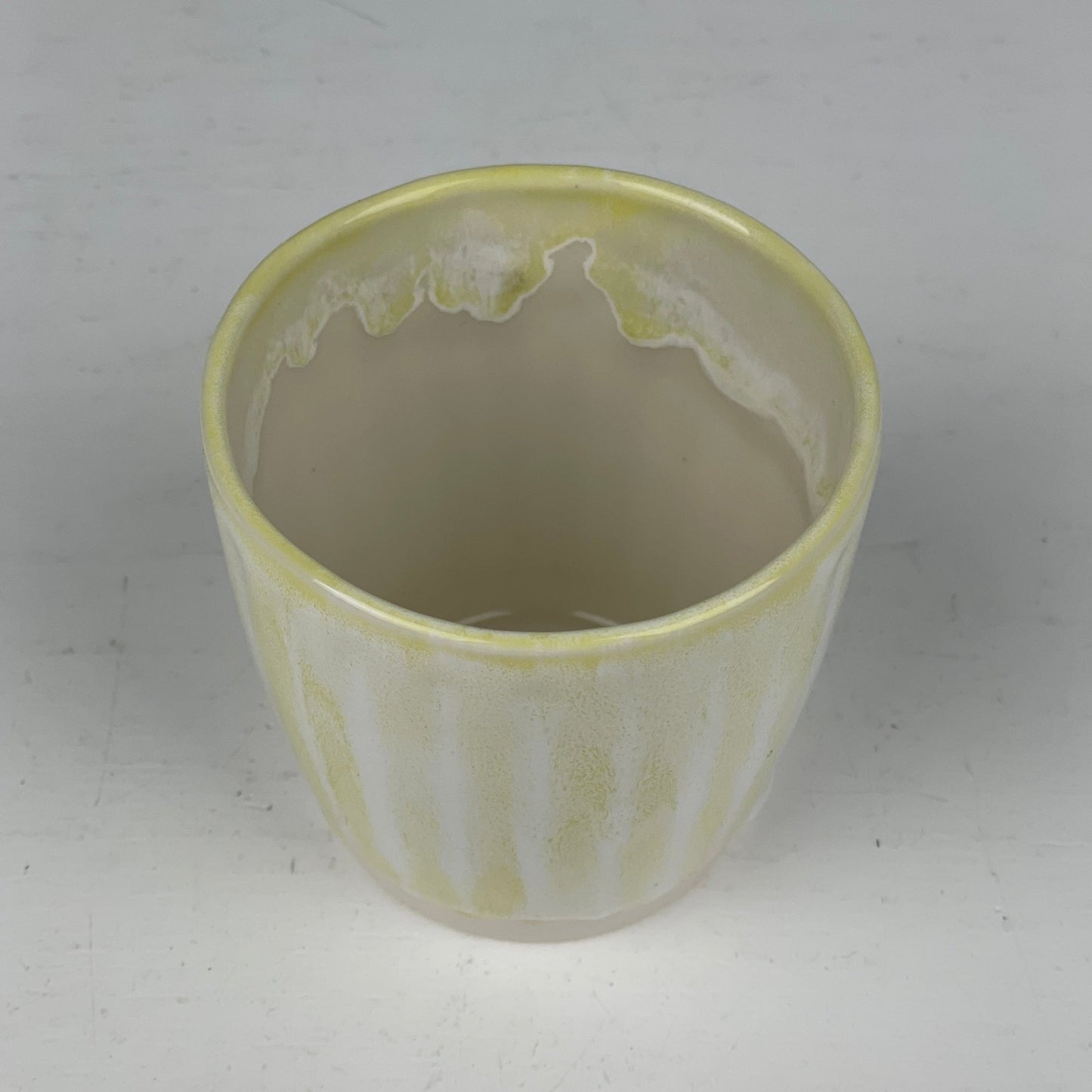 Keramik kop, lysegul, Kathrine Marie - Mission Afrika Genbrug