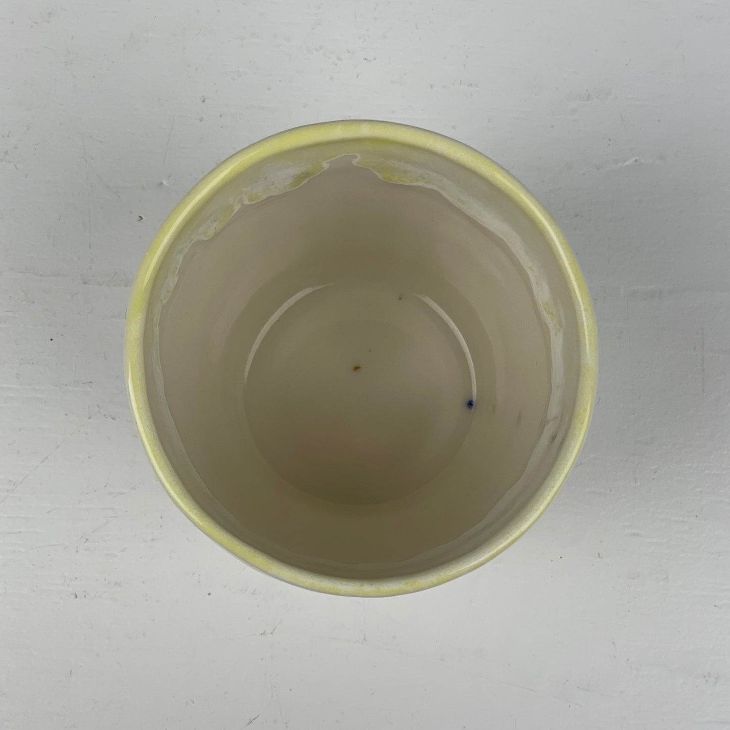 Keramik kop, lysegul, Kathrine Marie - Mission Afrika Genbrug