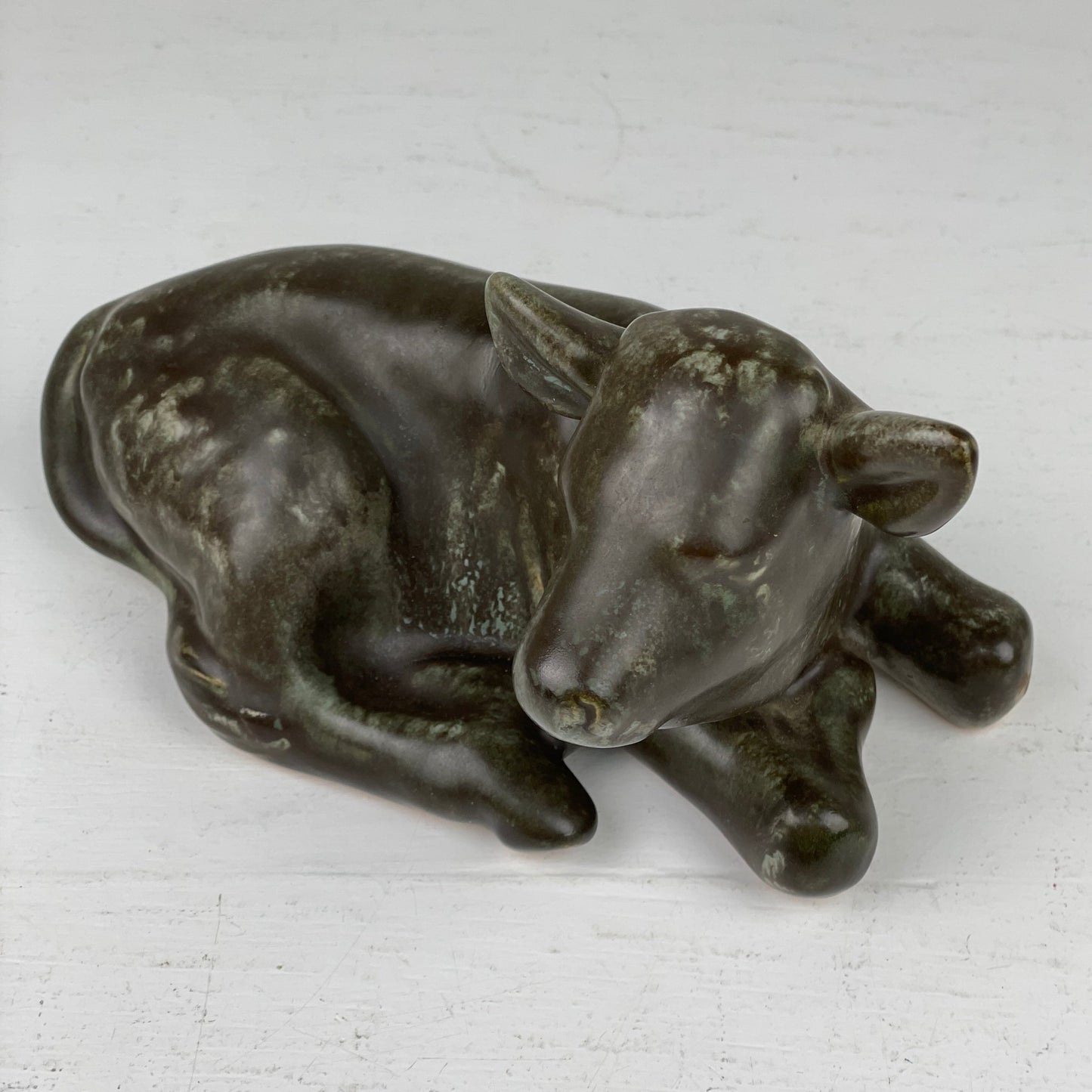 Keramikfigur, liggende kalv, Johgus Bornholm - Mission Afrika Genbrug