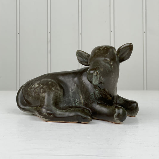 Keramikfigur, liggende kalv, Johgus Bornholm - Mission Afrika Genbrug