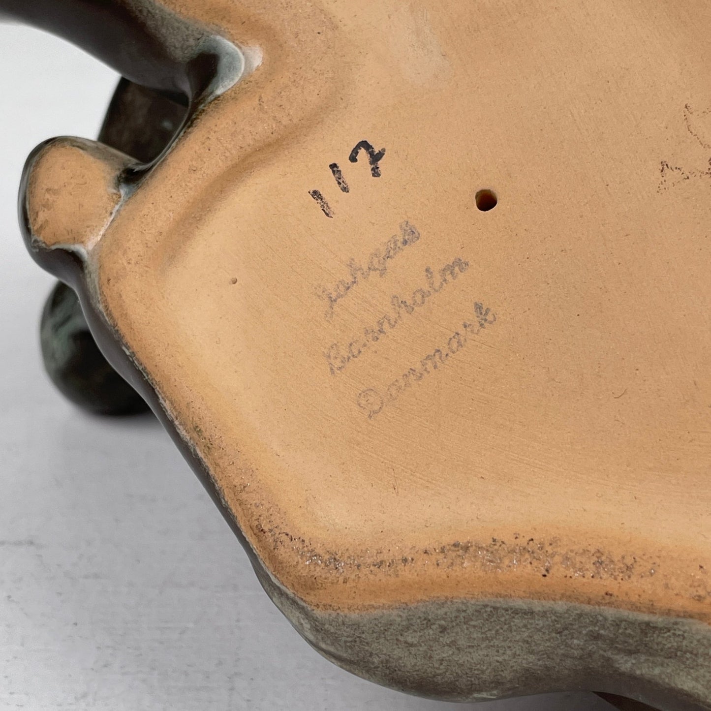 Keramikfigur, liggende kalv, Johgus Bornholm - Mission Afrika Genbrug