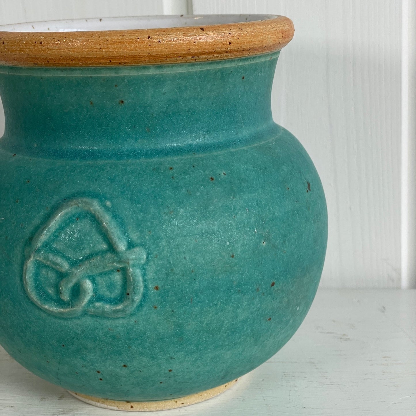 Lertøjs vase med grøn glasur - Mission Afrika Genbrug