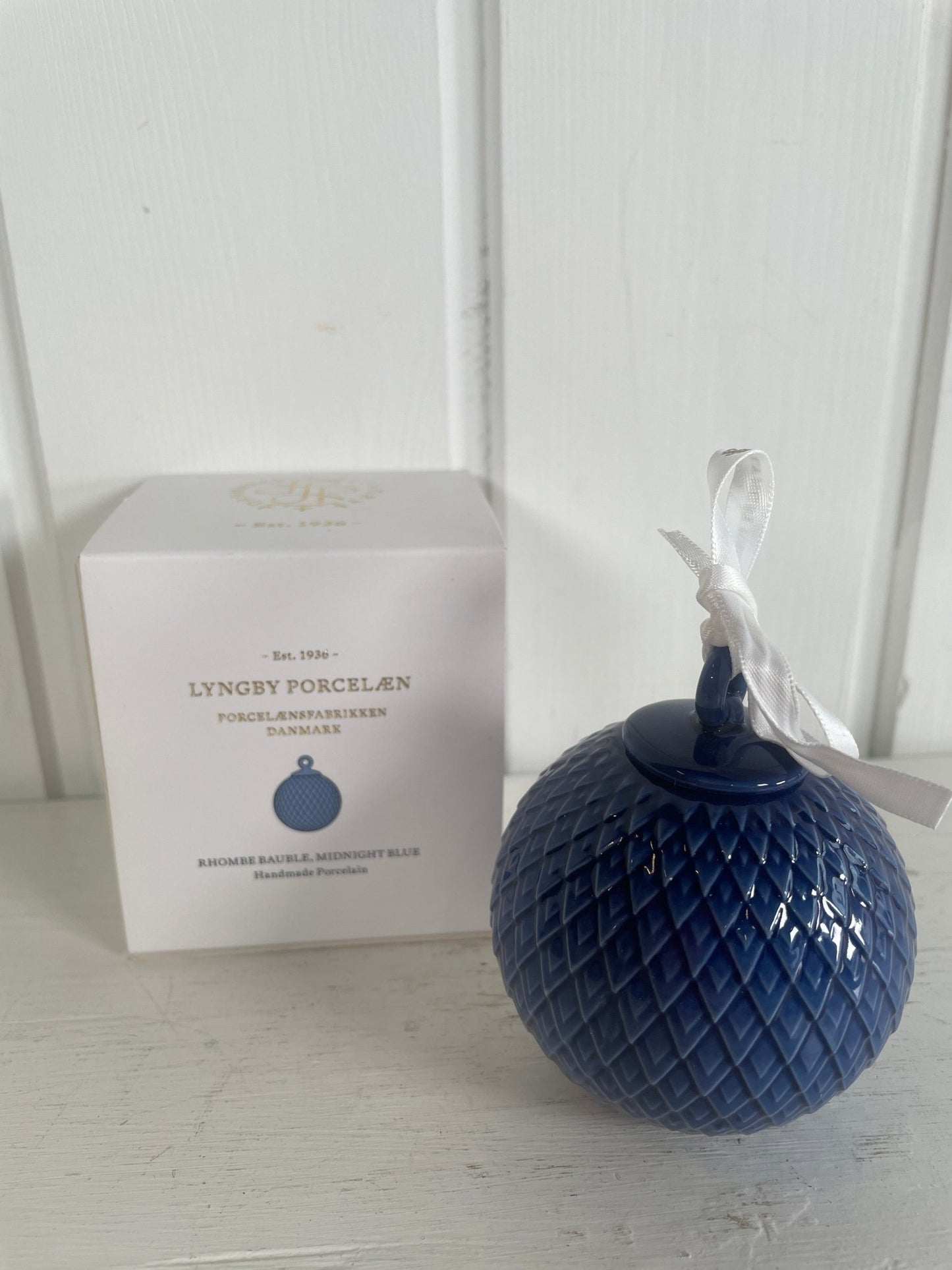 Lyngby håndmalet julekugle - Mission Afrika Genbrug