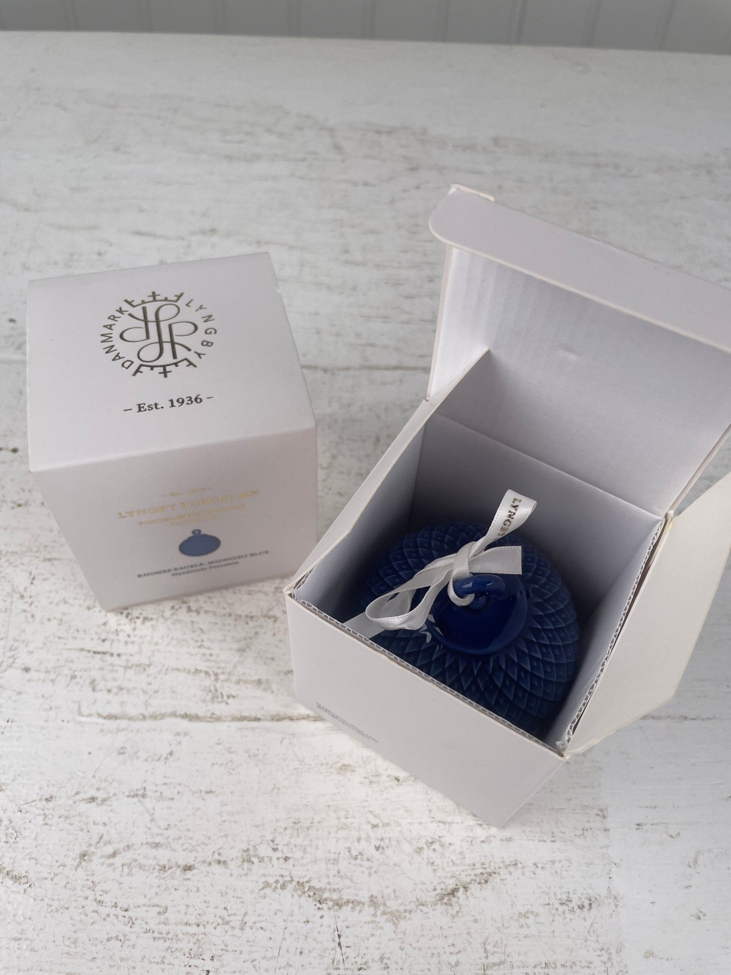 Lyngby håndmalet julekugle - Mission Afrika Genbrug