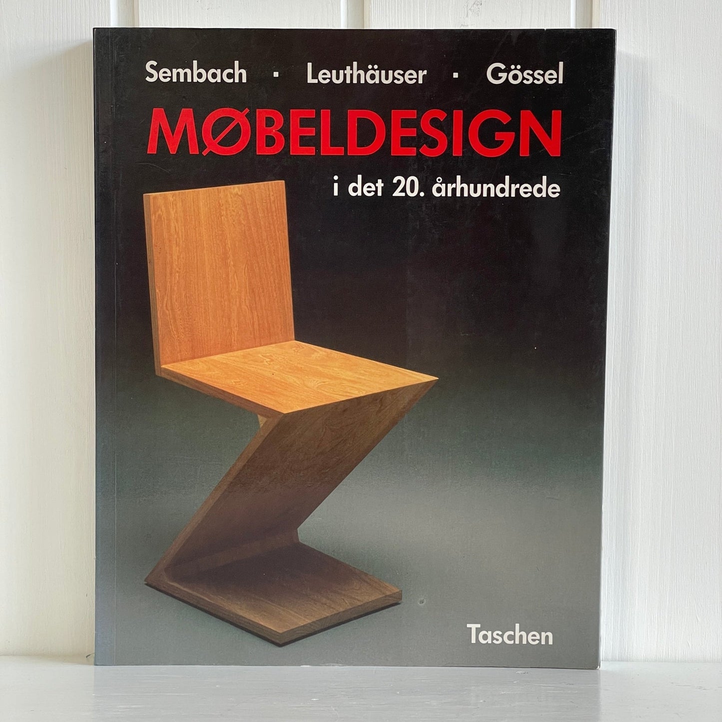 Furniture design in the 20th century – Køb genbrug – Mission Afrika Genbrug