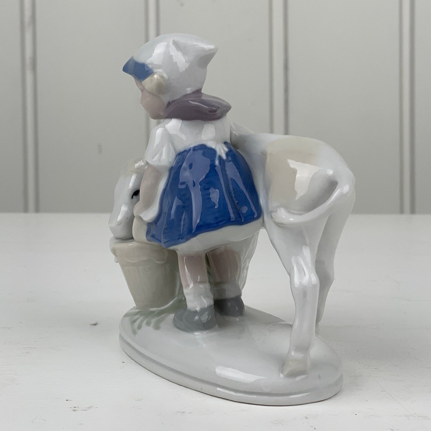 Porcelæns figur, pige med kalv - Mission Afrika Genbrug