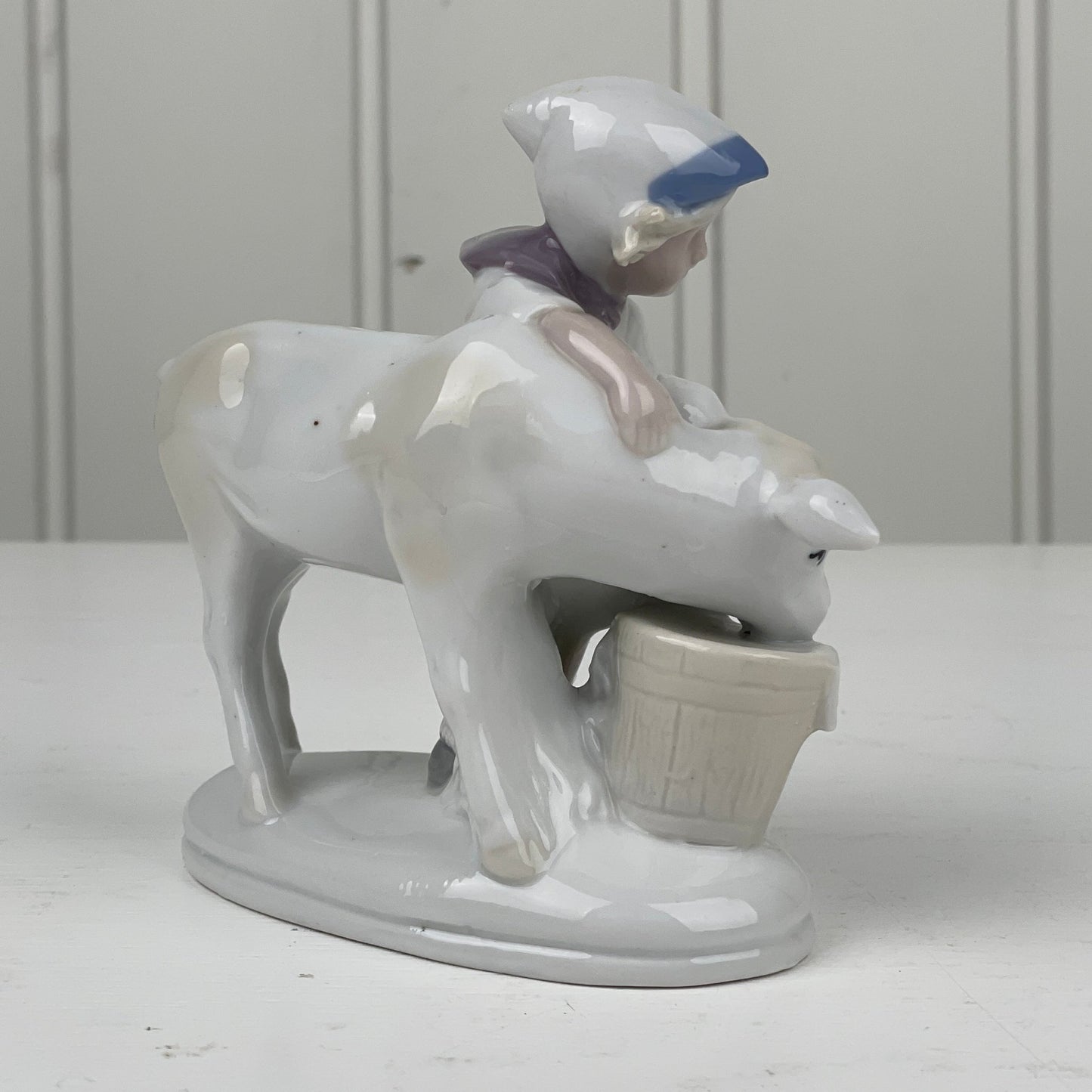 Porcelæns figur, pige med kalv - Mission Afrika Genbrug