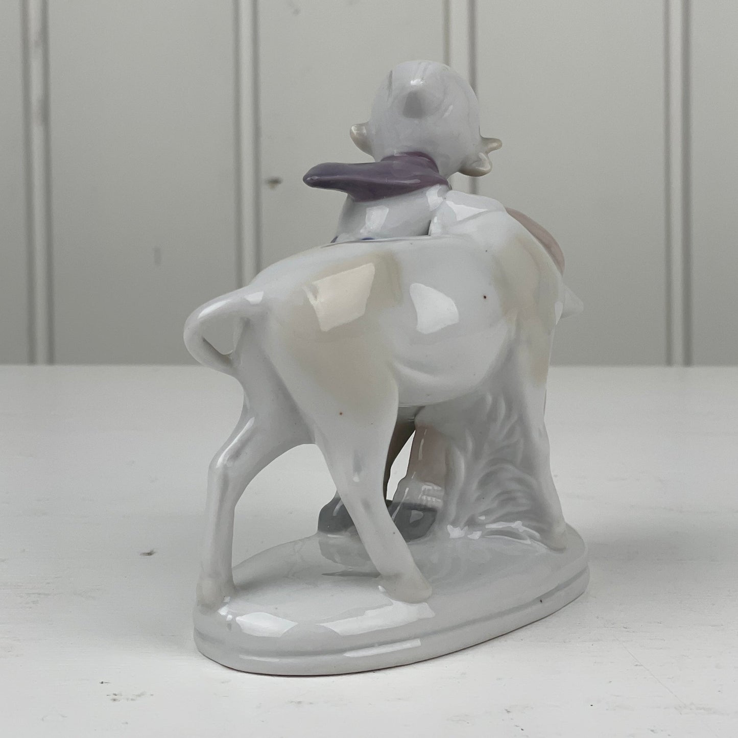 Porcelæns figur, pige med kalv - Mission Afrika Genbrug