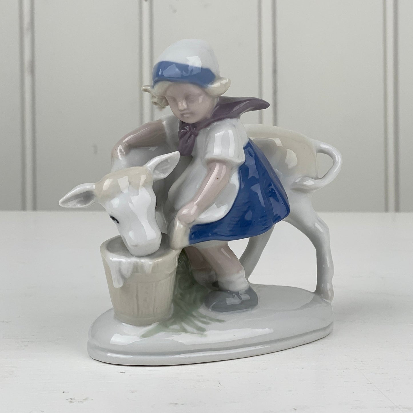 Porcelæns figur, pige med kalv - Mission Afrika Genbrug