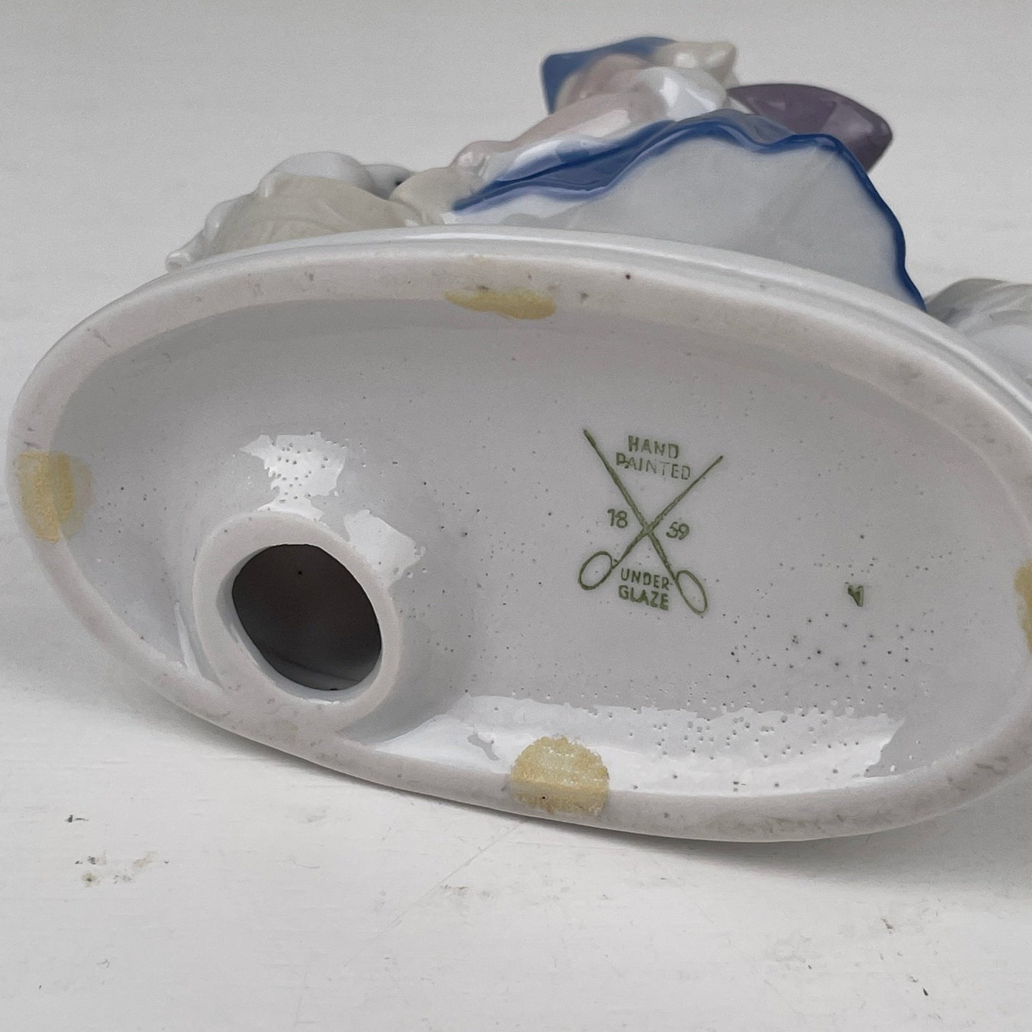 Porcelæns figur, pige med kalv - Mission Afrika Genbrug