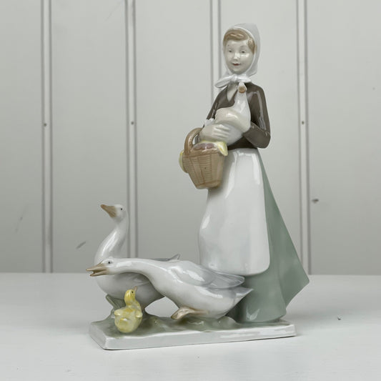 Porcelænsfigur, pige med gæs - Mission Afrika Genbrug