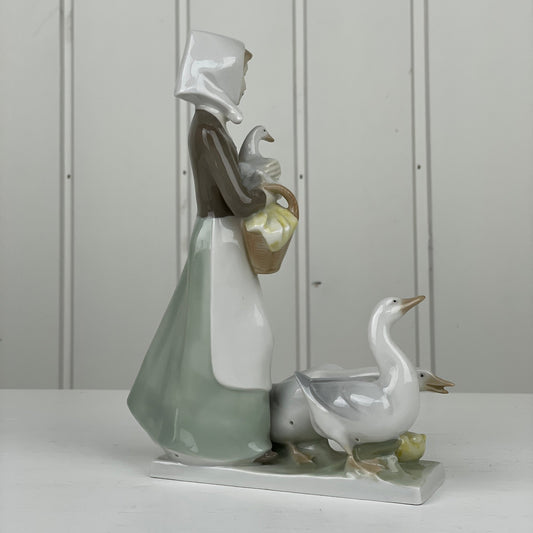 Porcelænsfigur, pige med gæs - Mission Afrika Genbrug