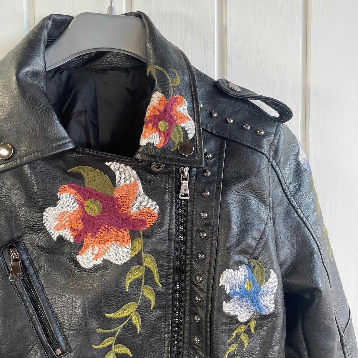PU biker jakke str medium - Mission Afrika Genbrug