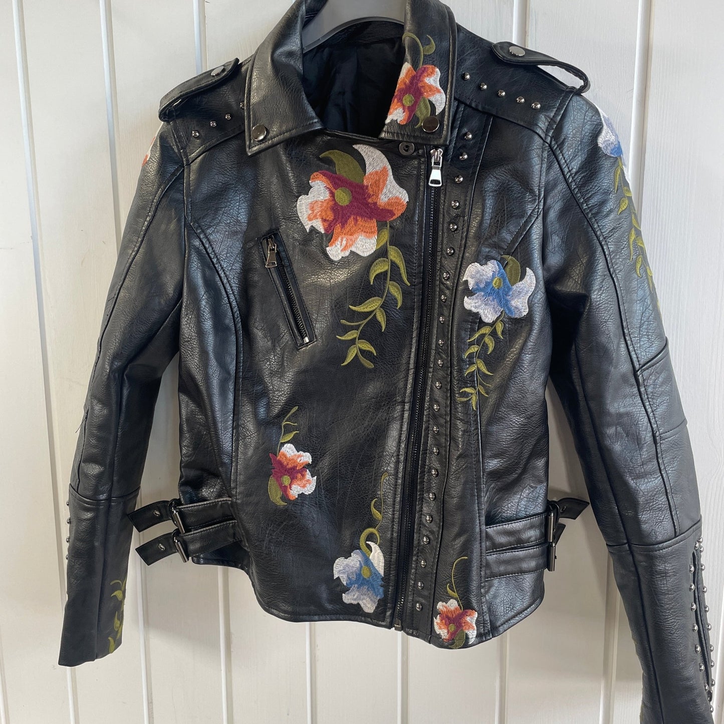 PU biker jakke str medium - Mission Afrika Genbrug