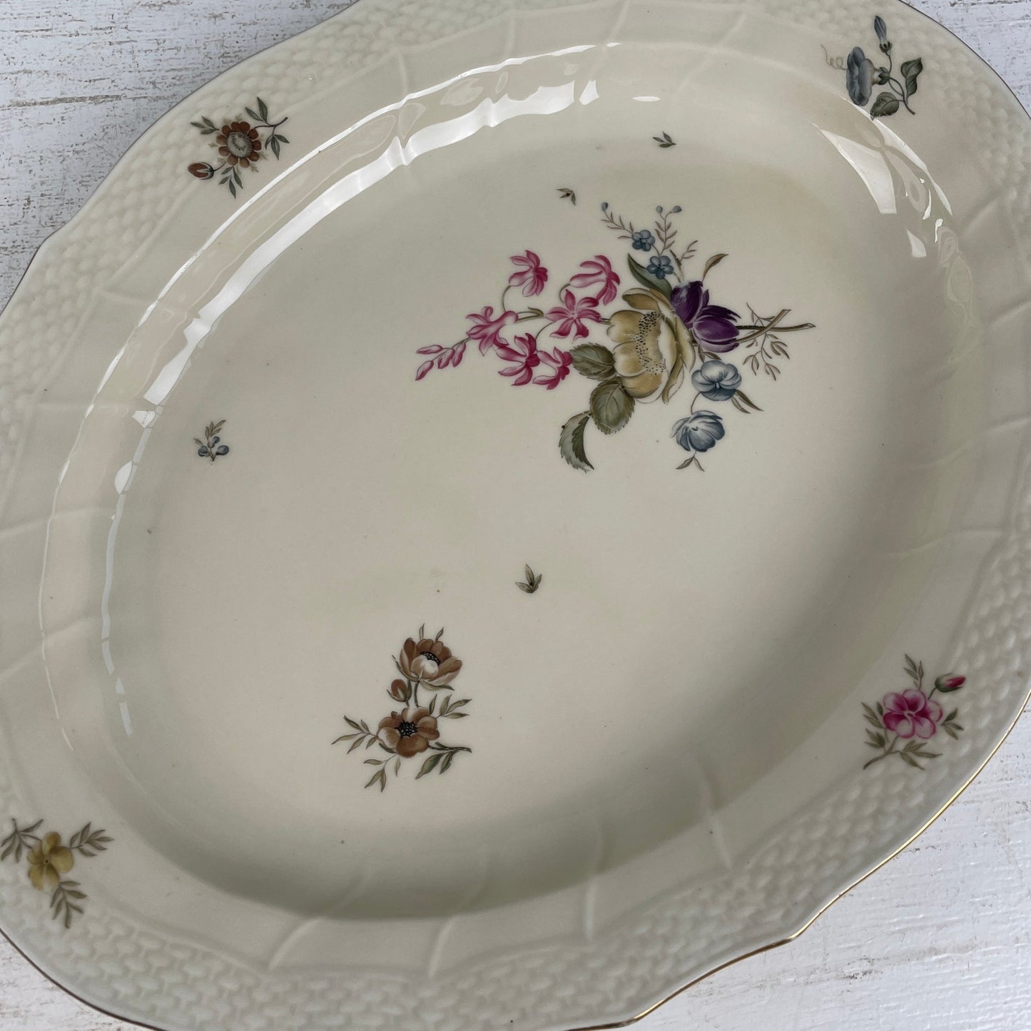 Royal Copenhagen “Frijsenborg” ovalt fad. - Mission Afrika Genbrug