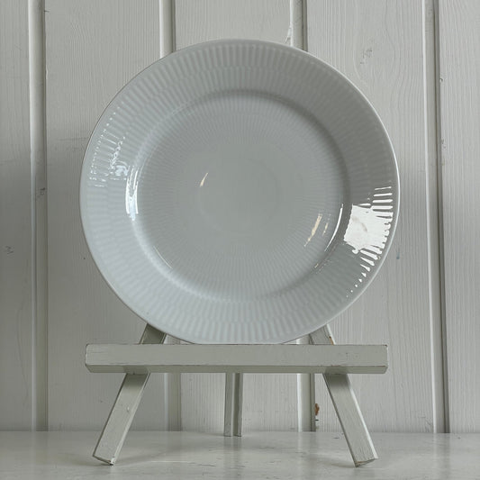 Royal Copenhagen hvidriflet tallerken 22 cm - Mission Afrika Genbrug