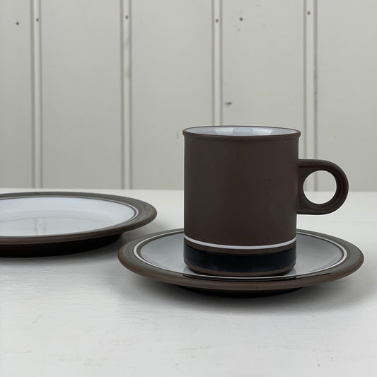 Sæt, 3 dele, kaffekop m. underkop og kagetallerken, “contrast”, Hornsea England - Mission Afrika Genbrug