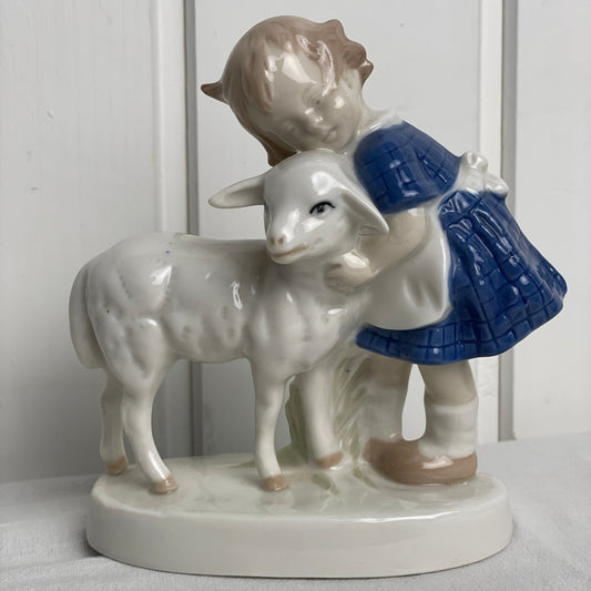 Saksen figur. “Lille pige med lam” - Mission Afrika Genbrug