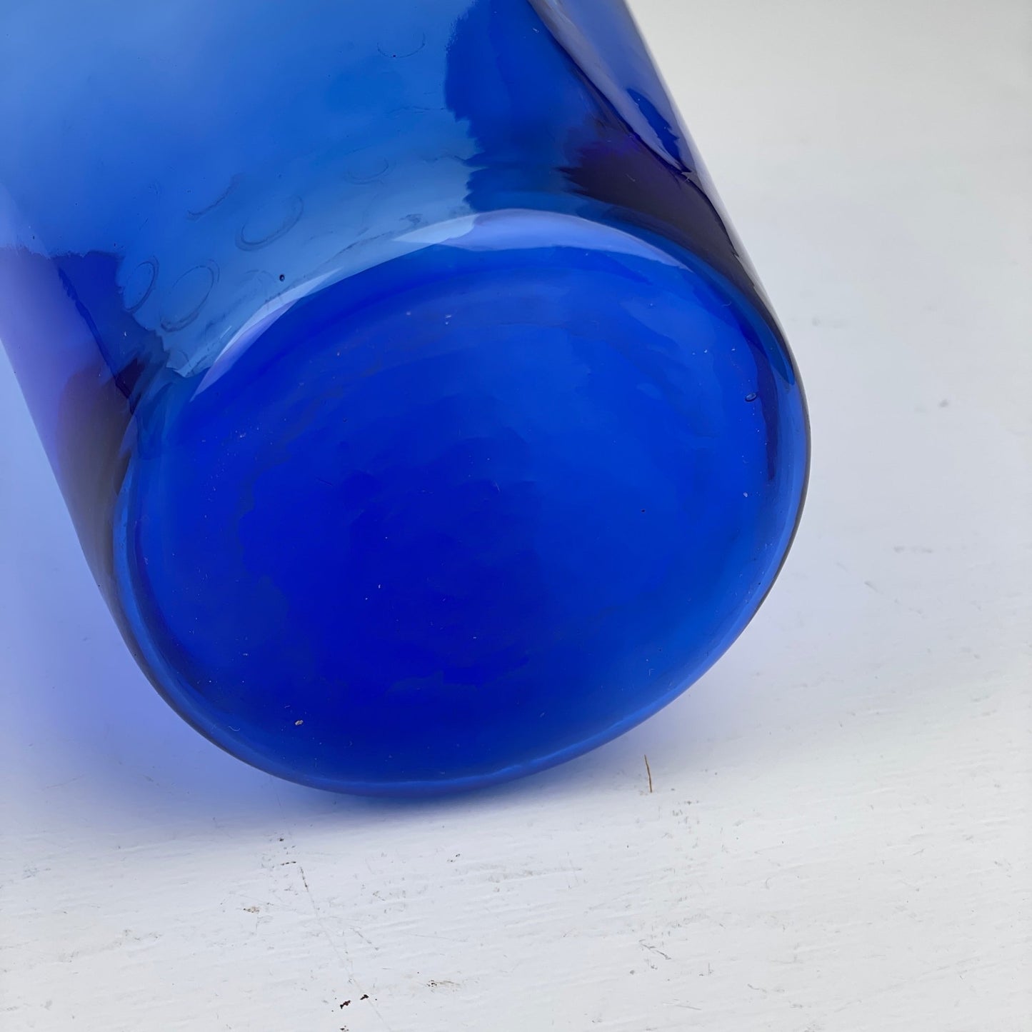Tulipanvase i blåt glas 18cm - Mission Afrika Genbrug
