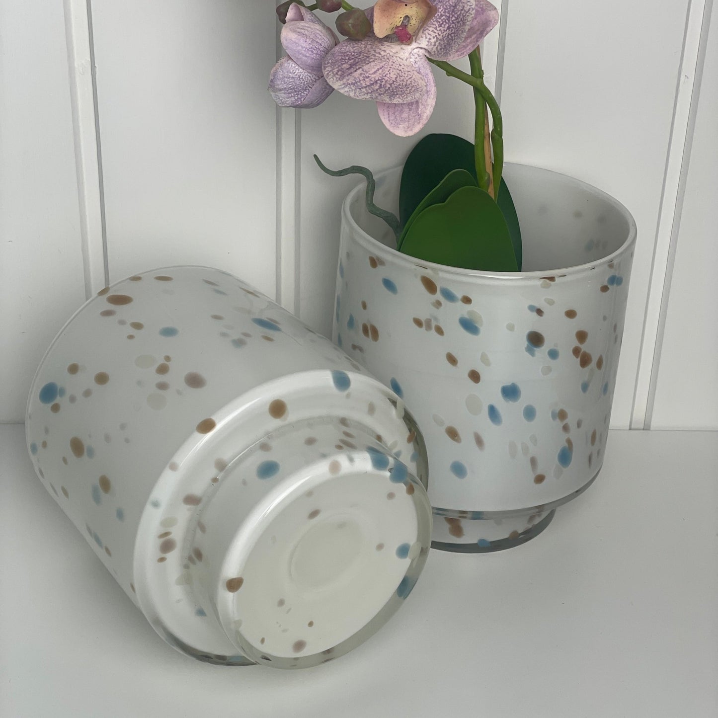 Urtepotteskjuler/vaser i glas med unika prikker - Mission Afrika Genbrug