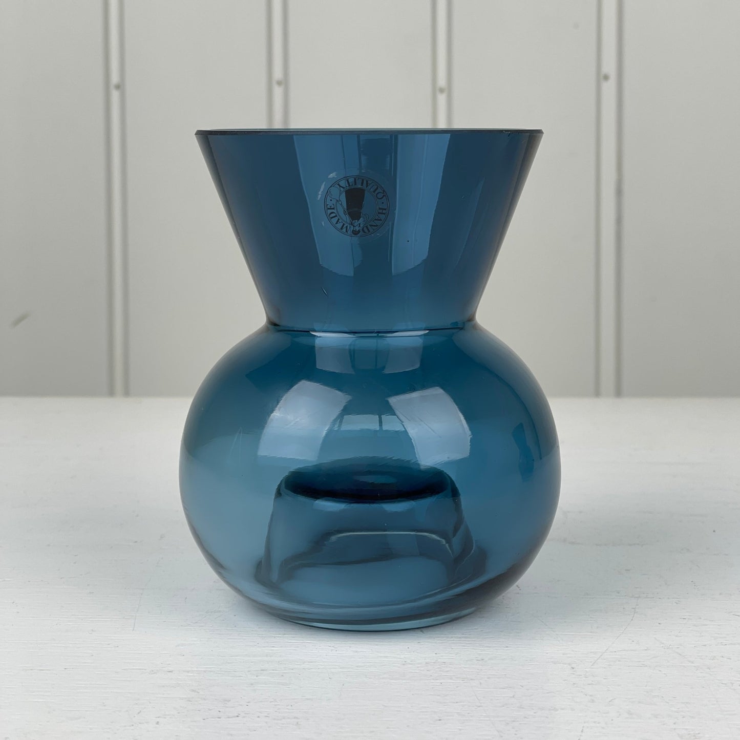 Vase/fyrfadsholder, blåt mundblæst glas - Mission Afrika Genbrug