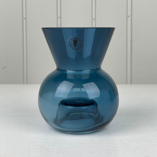 Vase/fyrfadsholder, blåt mundblæst glas - Mission Afrika Genbrug