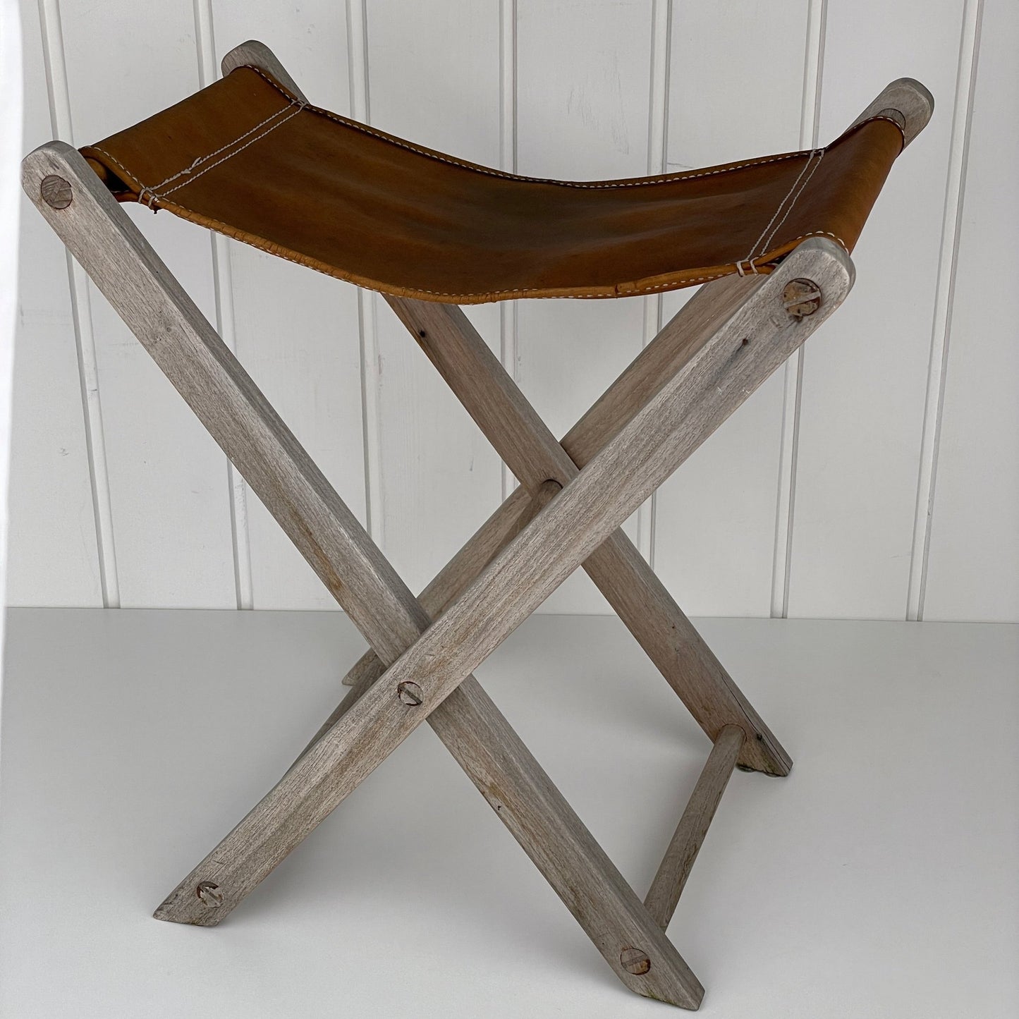 Vintage foldbar skammel med kernelæder - Mission Afrika Genbrug
