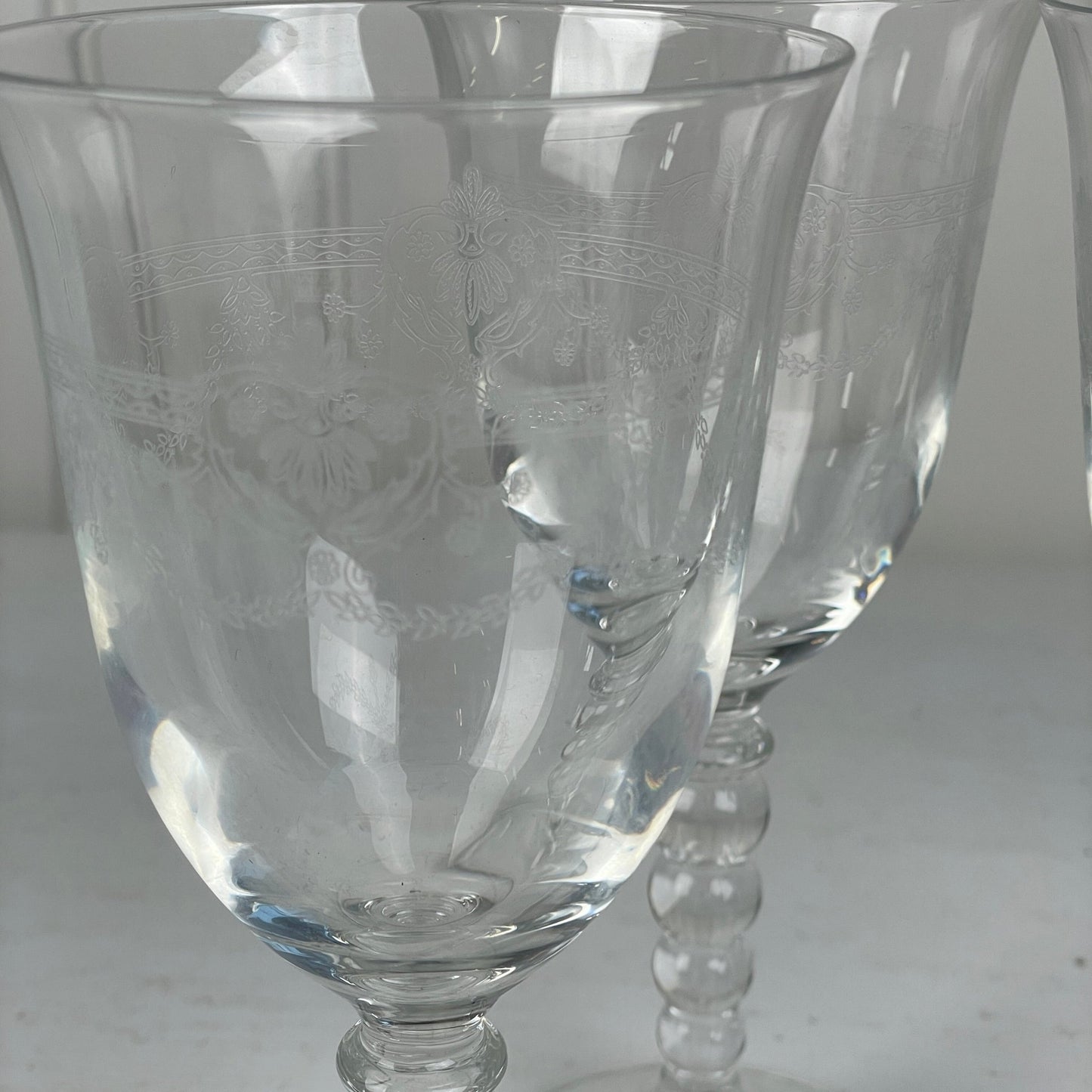 Vintage rødvinsglas med ciseleringer og knopdelt stilk - Mission Afrika Genbrug