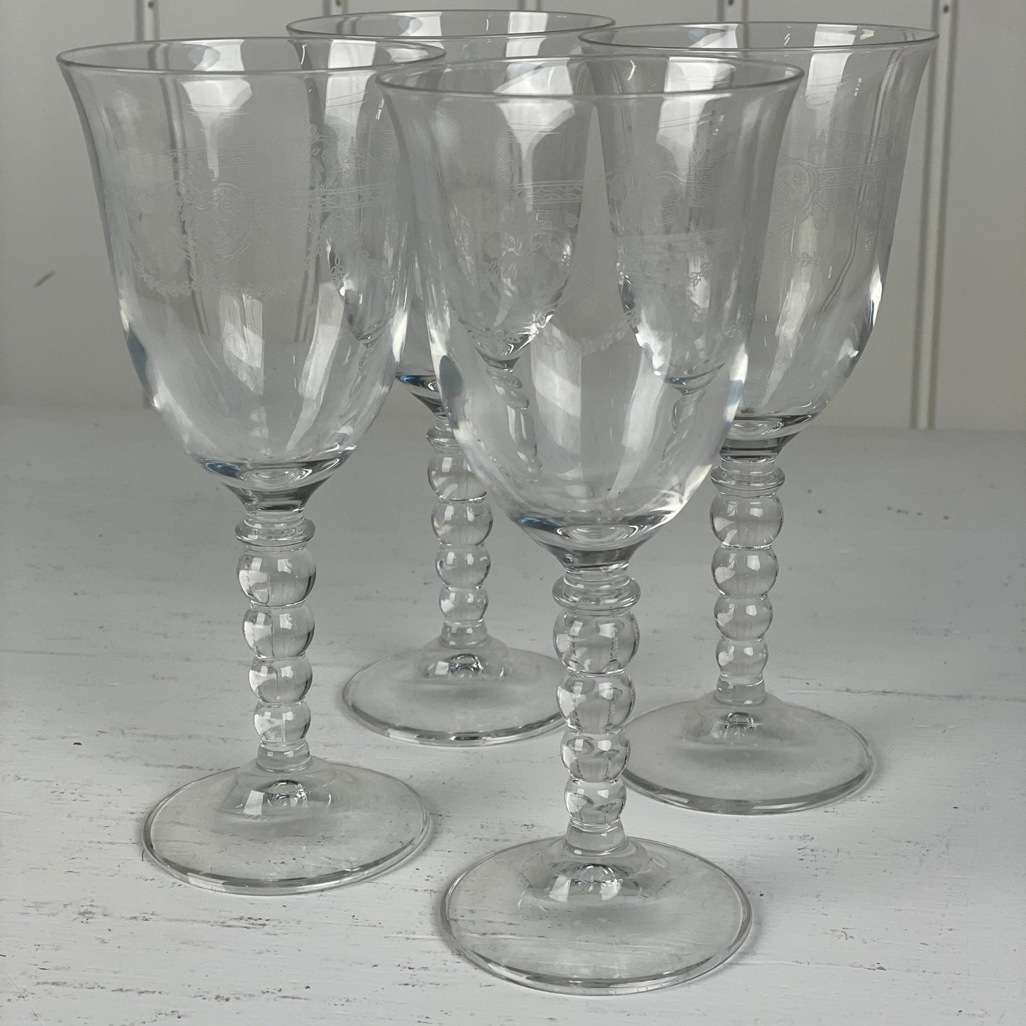 Vintage rødvinsglas med ciseleringer og knopdelt stilk - Mission Afrika Genbrug