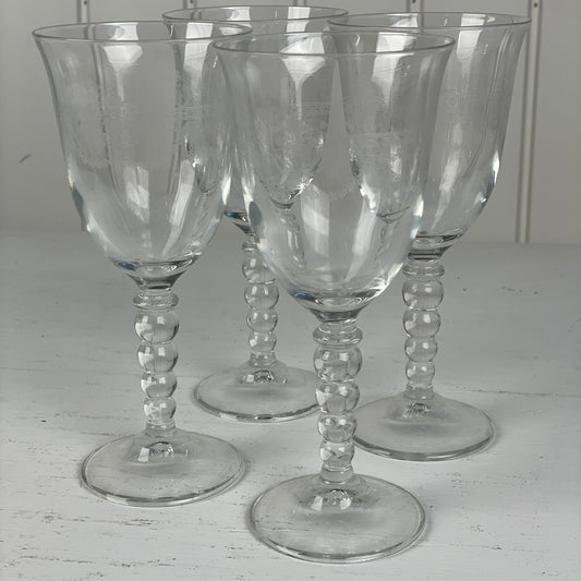 Vintage rødvinsglas med ciseleringer og knopdelt stilk - Mission Afrika Genbrug